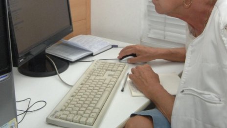Развързаната връзка деца-родители: Едните на гурбет, другите по скайп