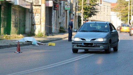 Шокираща гледка: Мъж почина на улицата в Казанлък