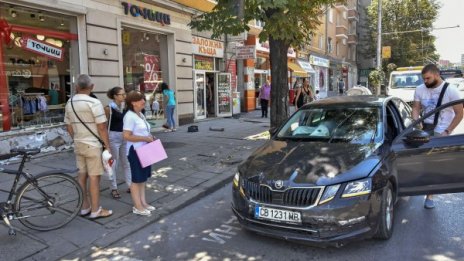 Кола се вряза в магазин в центъра на София 