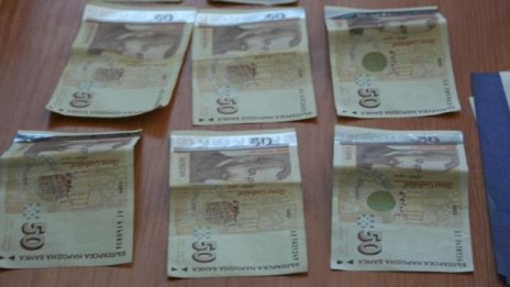 Дядо хвърли 7  бона през прозореца "в помощ" на МВР