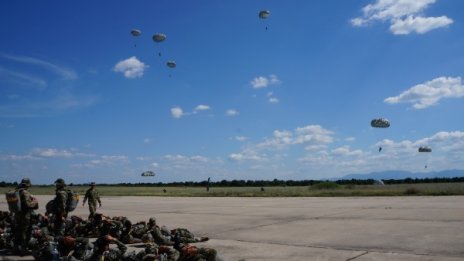 Спецсили демонстрираха 300 парашутни скока за ден