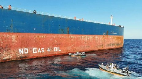 Без газ и нефт: Активисти на "Грийнпийс" с акция върху анкера "Кайрос" в Бургас 