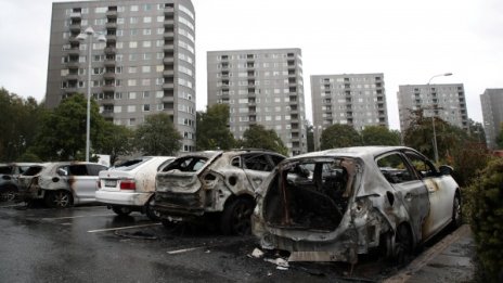 Подпалиха 80 коли в Западна Швеция