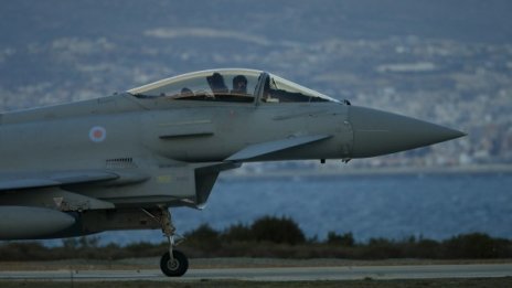 Британски изтребители съпроводиха руски над Черно море