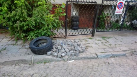 Сигнали от столицата: Зарязани ремонти, тесни тротоари, опасни шахти...