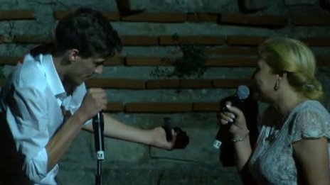 Влюбен предложи брак пред Крепостните стени на Несебър