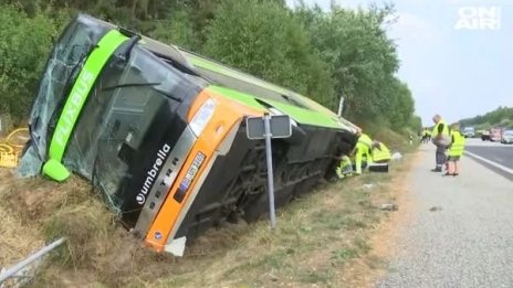 Автобус се преобърна в Германия, 16 са пострадали