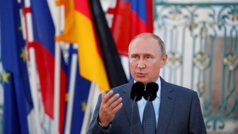 Наказаха US съветничка заради портрет на... Путин