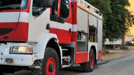 Пожар изпепели къща в Казанлък, спасен е възрастен мъж