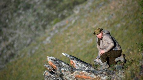 С бинокъл и щека: Путин отдъхнал в Сибир 