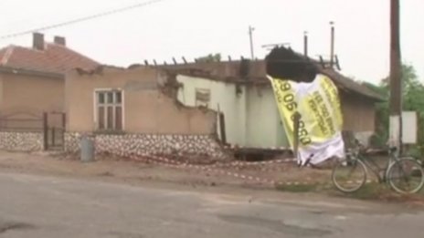 ТИР мина по улицата край къща... и тя се срути