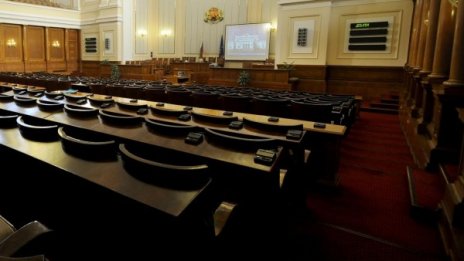 В НС: Липса на доклад отложи коланите в автобусите