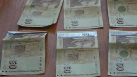 Баба хвърли през балкона две торби &ndash; 5 бона!