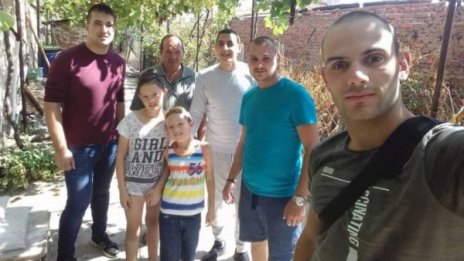 В битка за живота на внуците, в битка за мечтите им... Дядо Валери