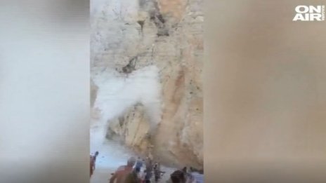 Свлачище на гръцки плаж, туристи са в неизвестност
