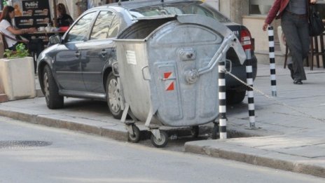 Кофа до кофа... Баба тегли от три места, остави 50 бона за апашите