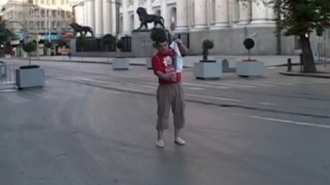 2 г. затвор за мъжа, запалил и препикал трикольора