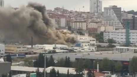 Фабрика за бои гори в Истанбул