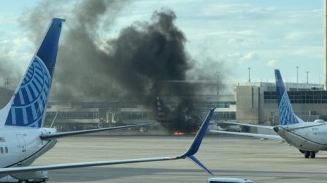Самолет на American Airlines се запали на летището в Денвър