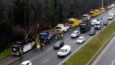 Над 300 автомобила на "Пътна помощ" излизат на протест край Казичене