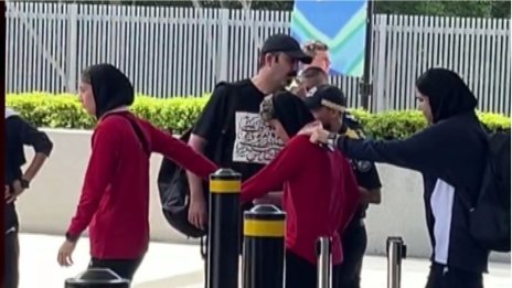 Сълзи, знаци SOS: Драматичното бягство на женския ирански футболен отбор в Австралия ВИДЕО