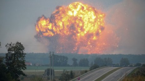 10 000 евакуирани след взрив в склад за боеприпаси в Украйна