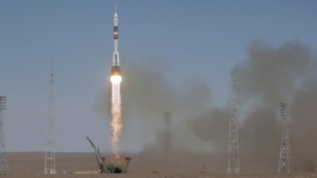 Извадиха екипажа от приземилия се аварийно "Союз"