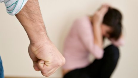 Юмруци подред: За жената, тъщата, балдъзата