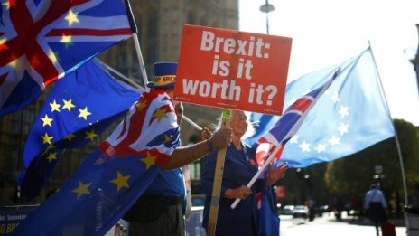 Преговорите за Brexit зациклиха: What time is it?