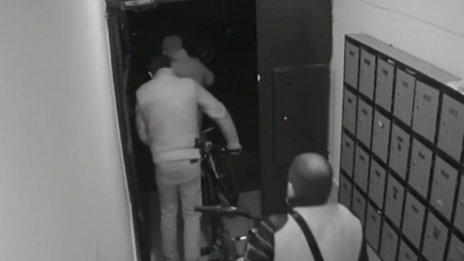 На запис: Трима влизат в блок... И крадат детски колела!