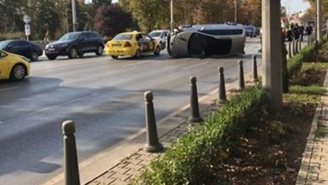 Обърната кола до Орлов мост и... кошмарен трафик