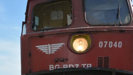 Товарен бус влезе на жп прелез, удари го влака