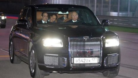 Путин повози египетския президент в новия си автомобил