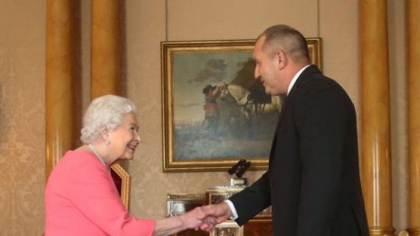 Елизабет II прие Радев, той пък я покани в България