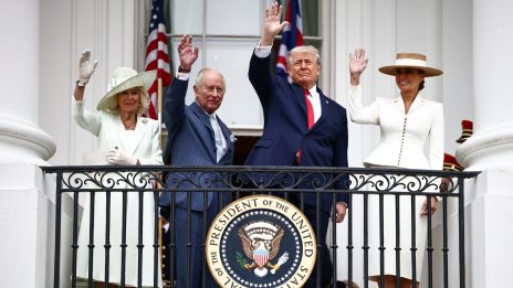 В кадър: Крал Чарлз Трети пристигна в Белия дом за среща с Тръмп