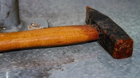 Мъж смаза черепа на жена си с чук в Бургас