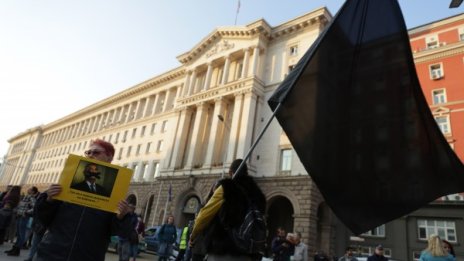Майки пак на протест, отново за оставката на Симеонов 