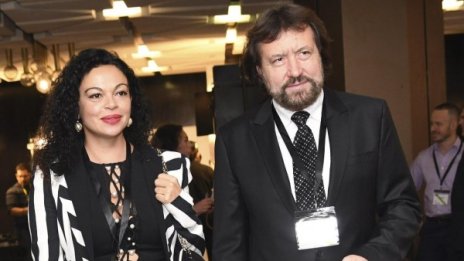 Бизнес империята им залязва, но те живеят в лукс във Франция