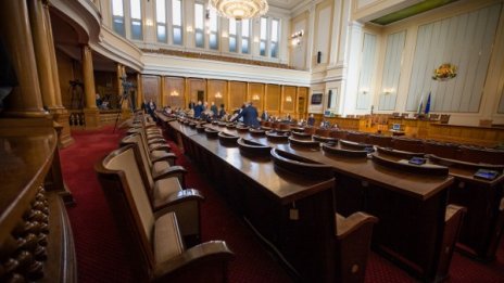 Закъсняха, но се събраха точно 121. Има кворум!