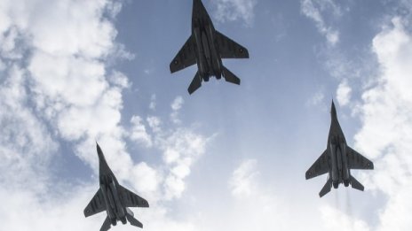 БСП срещу сделката за ремонта на Су-25. Защо eдин участник?