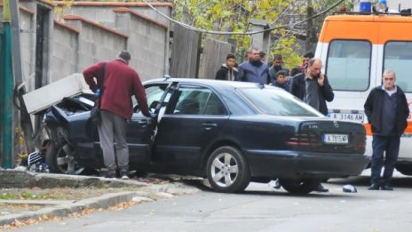 Младеж помете две жени на тротоар в Карнобат, едната загина