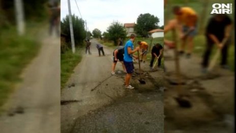 Спасяването на давещите се е дело на… Желязово асфалтира!