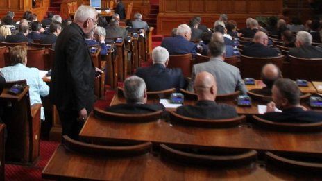 На гърба на насъщния... Власт и опозиция в нова схватка за ДДС-то