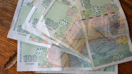 Дядо изтърва 700 лева на земята – отмъкнаха му ги!