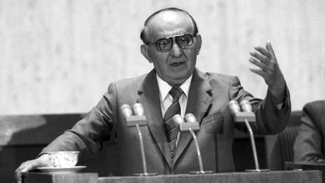 Икономиката по времето на  Живков – непазарна, с огромен дълг
