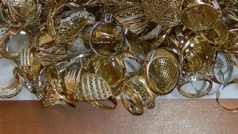 Две баби дадоха над 5 бона и злато на ало апаши