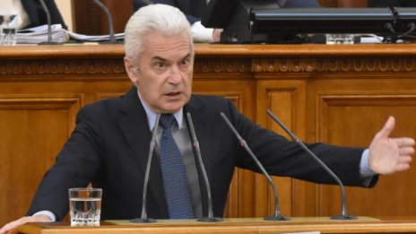 Сидеров с критики към властта, но няма да "предава четата"