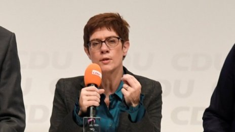 Уж демокрация, еманципация, а квота за жени в парламента 