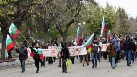 Протестиращи затварят пътища, в София се чакат 300 коли