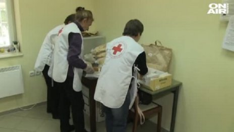 Топла храна и дрехи за бездомни хора в Русе
